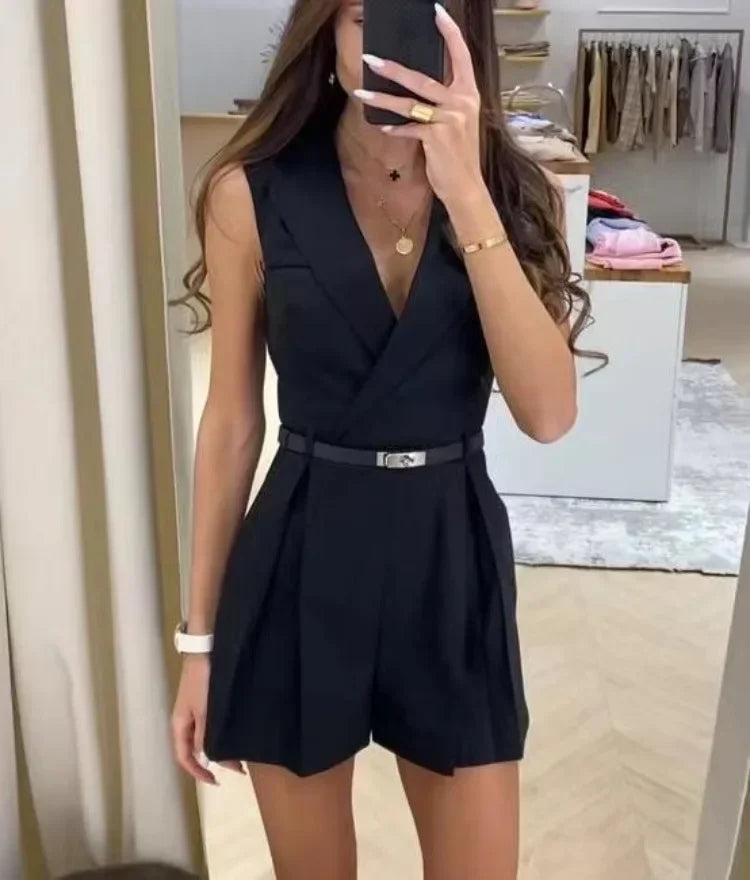 Chique V-hals playsuit zwart met ceintuur, front view