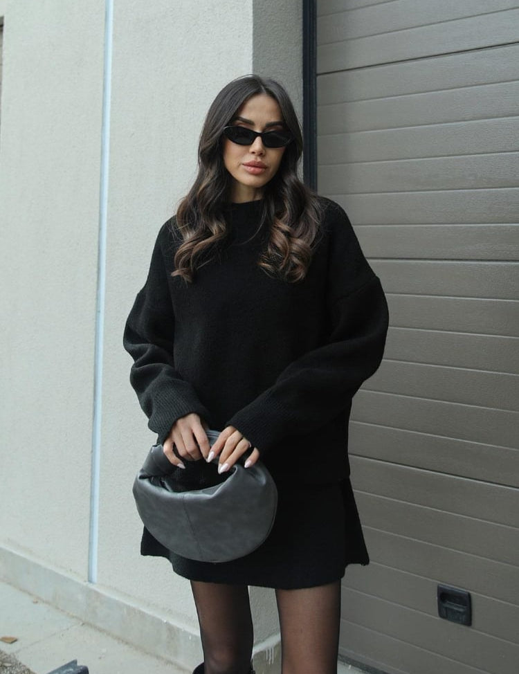 Violet gebreide set met zwart trui en rok, model met tas, front view