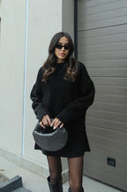 Violet gebreide set met zwart trui en rok, model met tas, front view