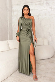 Avondjurk groen satijn one-shoulder met split front view
